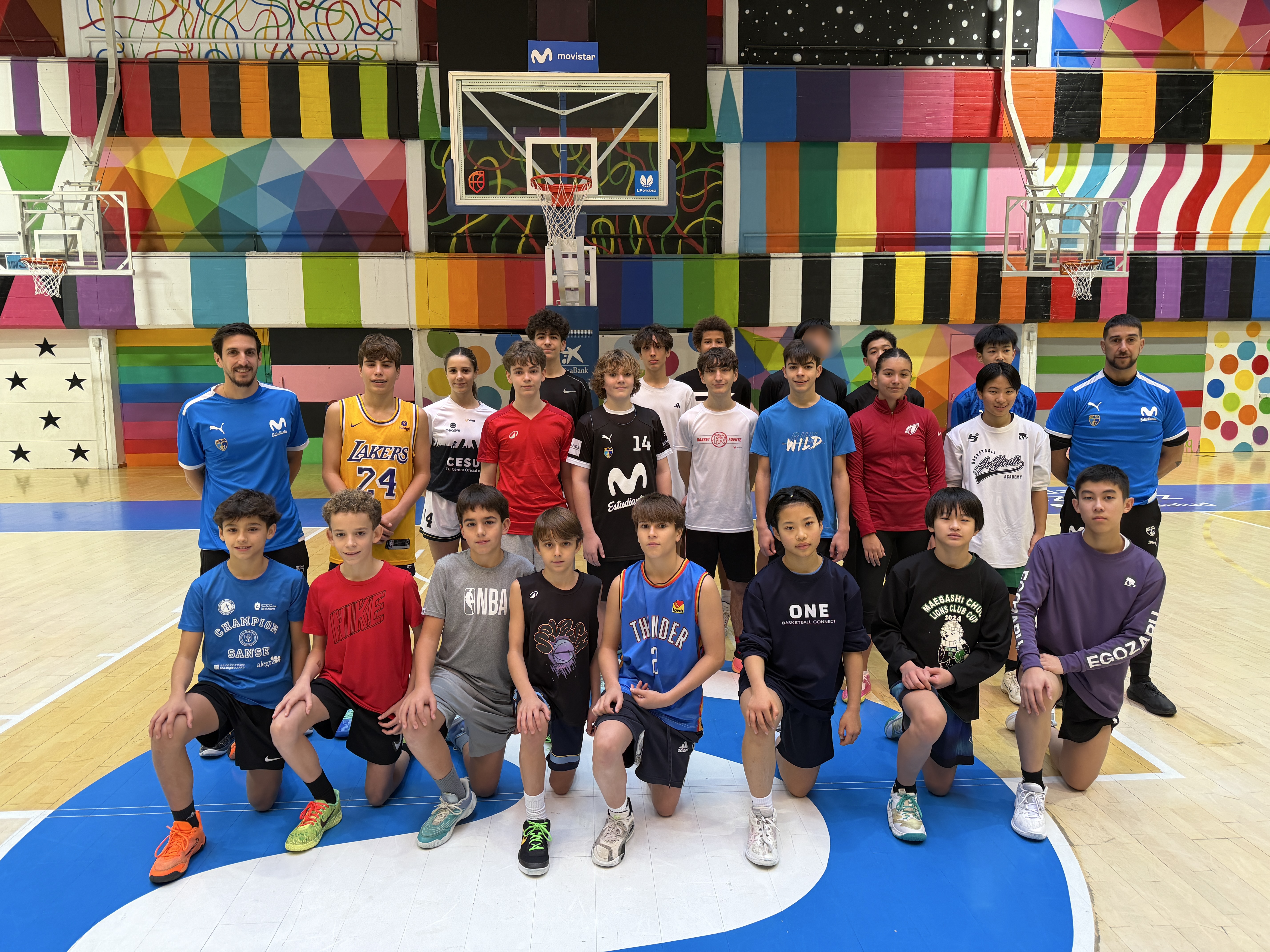 Magariños コートでのコーチ・選手合同集合写真